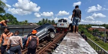 Fortuner masuk jalur Kereta Api (Ist)
