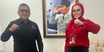 Ajeng (kanan) bersama dengan Sekjend PDI Perjuangan, Hasto Krtistiyanto (Instagram glamdentist/tangkapan layar)