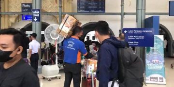 Foto Aktivitas penumpang di Stasiun Pasar Senen (edw)