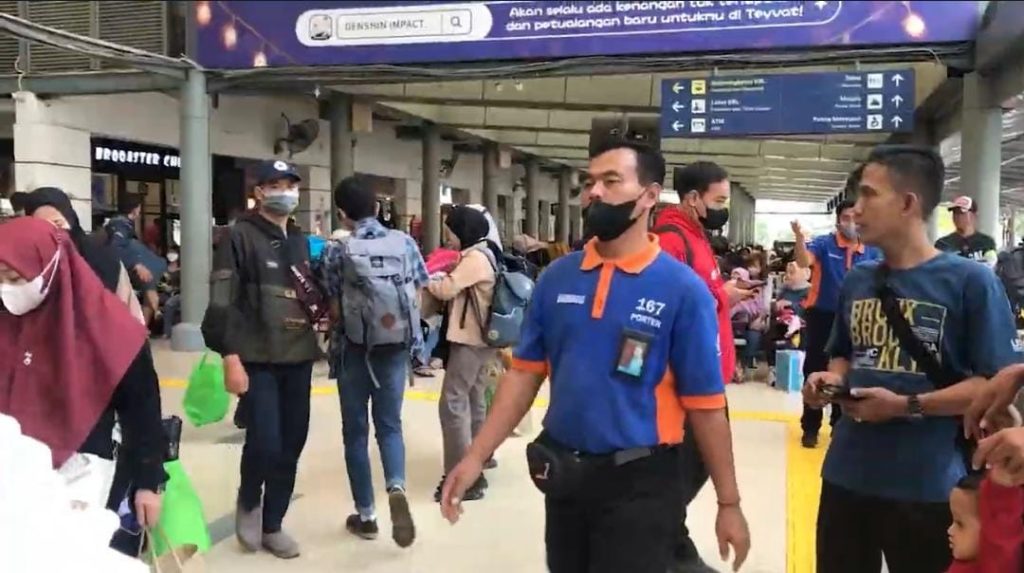 kondisi penumpang kereta di St Pasar Senen (edw)