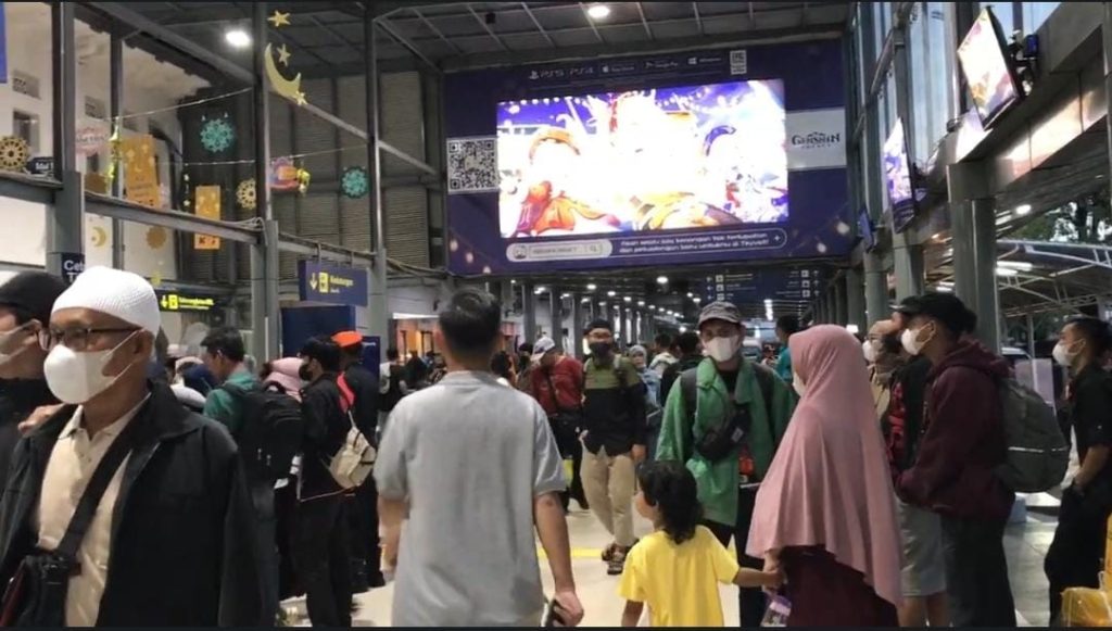 kondisi St Senen disesaki penumpang arus balik