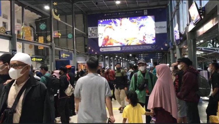 kondisi St Senen disesaki penumpang arus balik