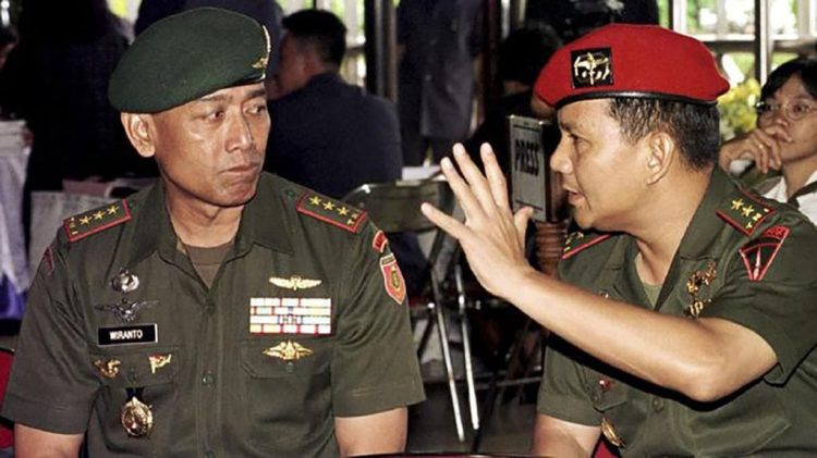 Wiranto (kiri) dan Prabowo Subianto saat masih aktif sebagai Tentara Nasional Indonesia (foto Tirto.id/tangkapan layar)