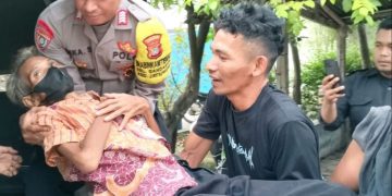 Porses evakuasi pria lansia yang dibuang oleh keluarganya ( Instagram @kapolresmetrotangerangkota )
