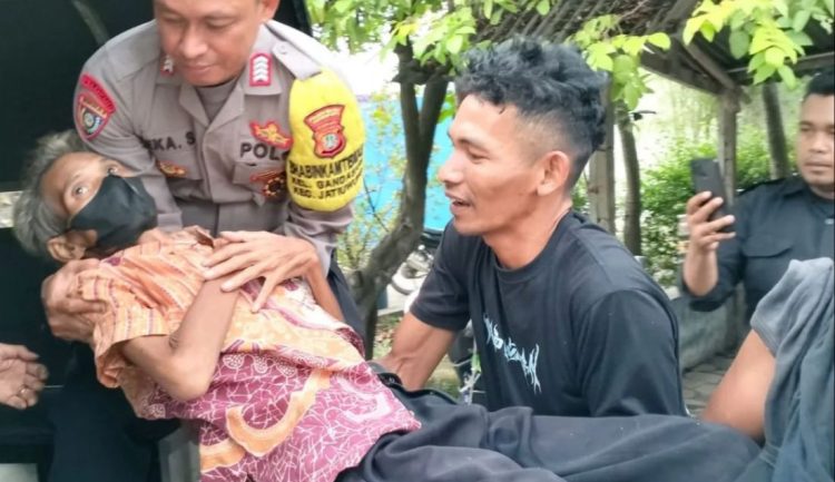 Porses evakuasi pria lansia yang dibuang oleh keluarganya ( Instagram @kapolresmetrotangerangkota )