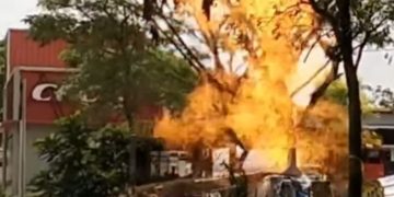 Semburan api di rest area KM 86 tol cipali ( Instagram @info_karawang )