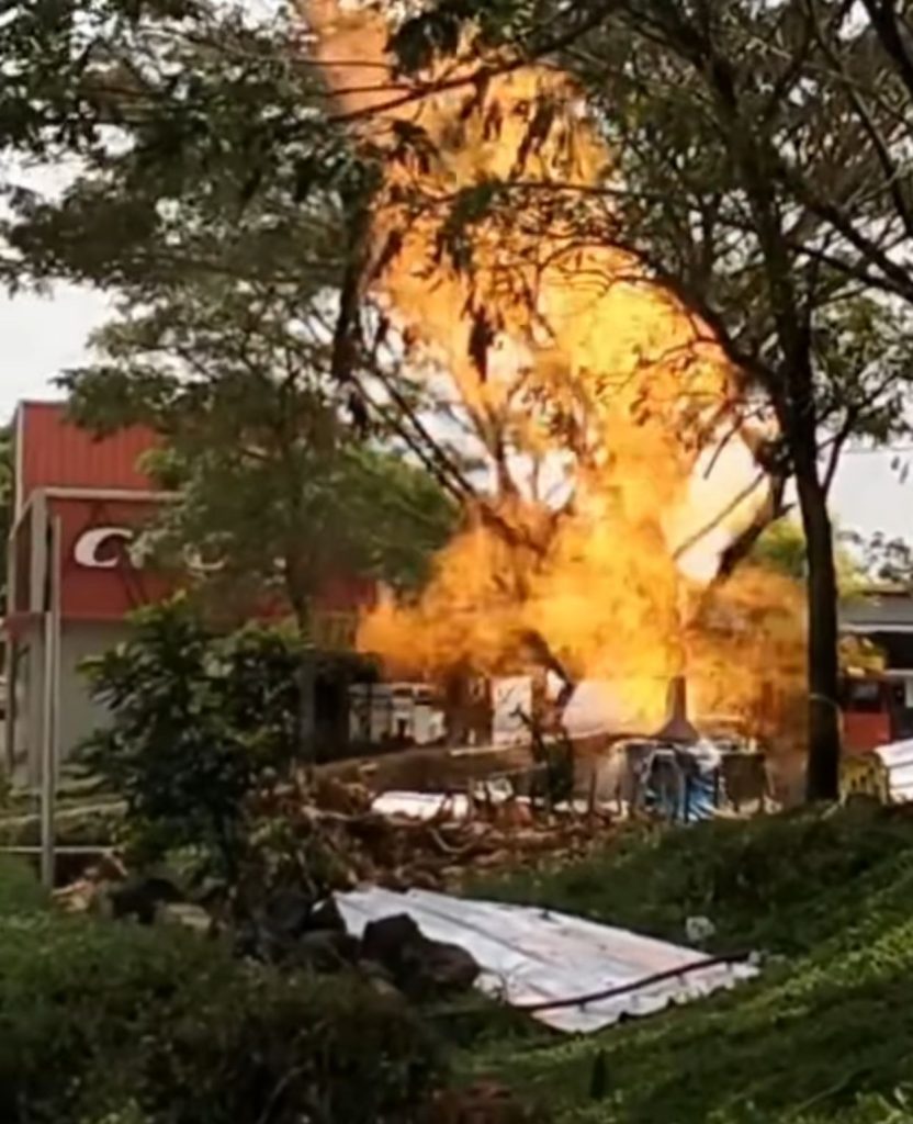 Semburan api di rest area KM 86 tol cipali ( Instagram @info_karawang )