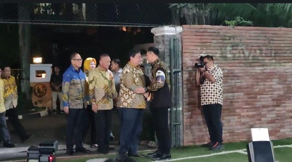 Airlangga cipika cipiki dengan AHY di Puri Cikeas / Sumber Istimewa