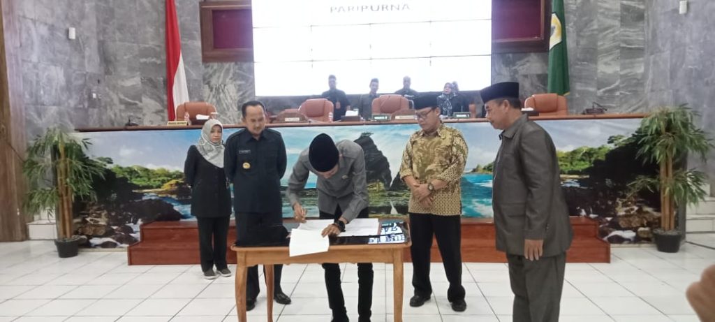DPRD Lebak serahkan laporan Pansus LKPj Bupati TA 2022.(Def)