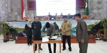 DPRD Lebak serahkan laporan Pansus LKPj Bupati TA 2022.(Def)