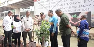 Pj Gubernur Heru Budi (ketiga dari kiri) bersama ASN dalam giat menanam pohon di Jakarta (Youtube Pemprov DKI/tangkapan layar)