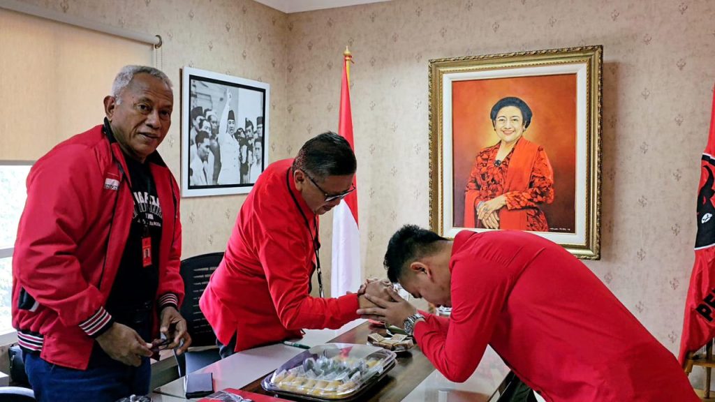 Gibran sungkem dengan Sekjen PDIP Hasto Kristiyanto // SS Istimewa
