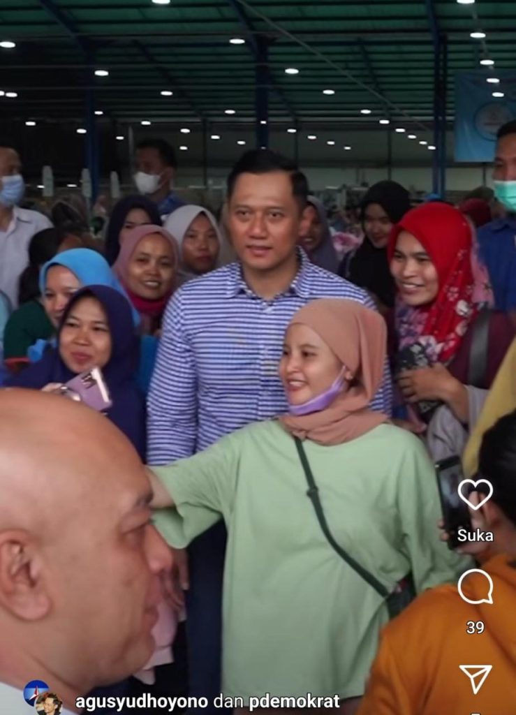 SS IG AHY / Agus foto bersama buruh-buruh wanita
