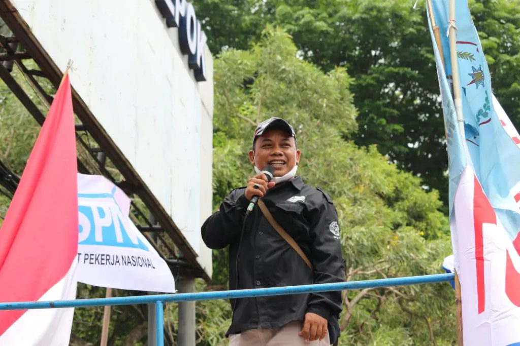 Soleh saat berorasi diatas mobil komando (foto dokumentasi kamiparho.org)