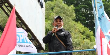 Soleh saat berorasi diatas mobil komando (foto dokumentasi kamiparho.org)