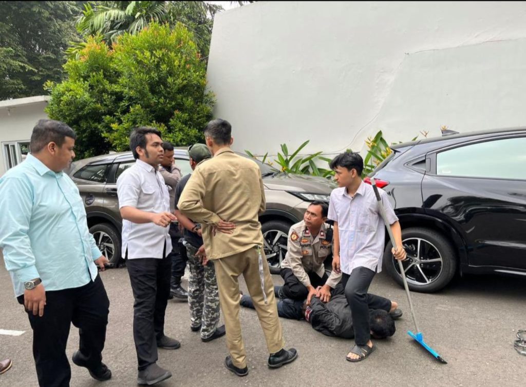 Pengkapan Pelaku Penembakan di kantor MUI ( twiiter @facialwashh )