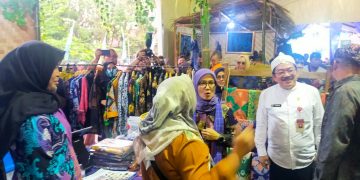 Bupati Lebak, Iti Octavia Jayabaya saat meninjau salah satu stand UMKM saat Festival Seba Baduy 2023.(Def)