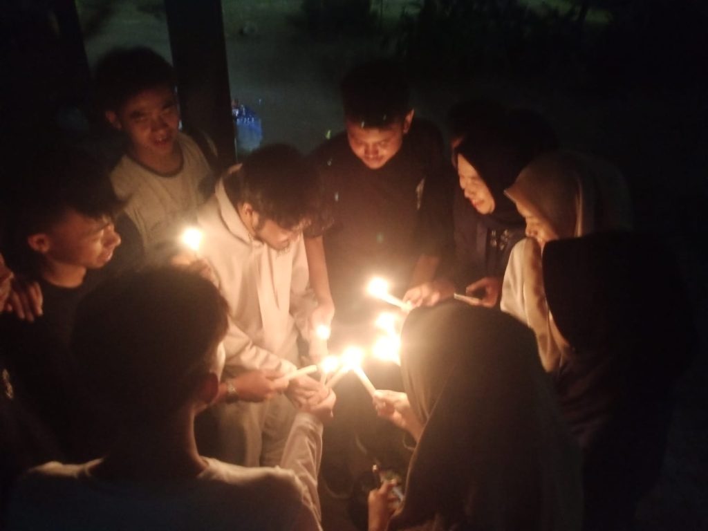 Mahasiswa HMI MPO Lebak menggelar refleksi Hardiknas dengan menyalakan lilin, di Alun-alun Rangkasbitung, 2 Mei 2023.(Def)