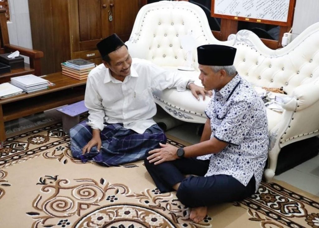 Potret bersama Gus Baha dan Ganjar tengah asik nyantri singkat/ SS Ganjar Pranowo