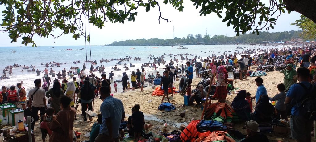 Pantai masih jadi salah satu obyek wisata favorit wisatawan di Banten.(ist)