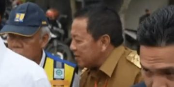 pak Bas (pakai topi) terlihat mengacuhkan gubernur Lampung (tangkapan layar video @mememekanlirik)