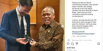 Pak Bas (kanan) saat memamerkan hp jadul nya dengan PM Belanda (foto Instagram Kemenpupr/tangkapan layar)