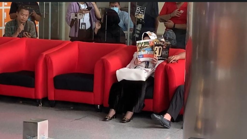 Reihana memilih tutup mulut dan menutupi wajah dengan majalah