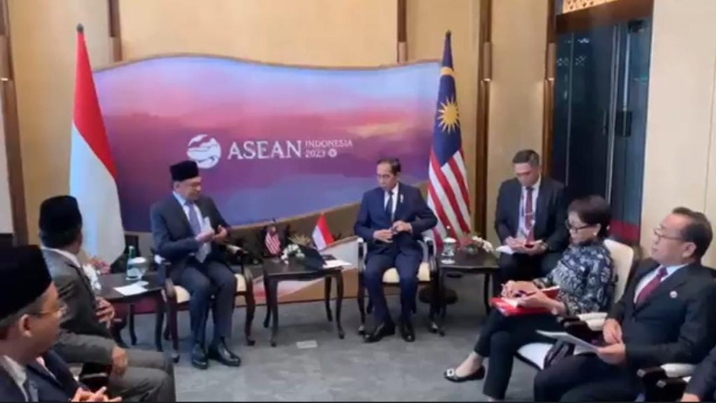 pertemuan Jokowi dan PN Malaysia Anwar Ibrahim di KTT ASEAN ke 42 / SS Youtube Setpres RI
