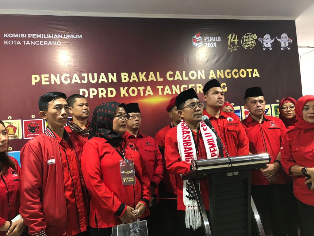 Foto : PDI Perjuangan saat prescone di Kantor KPU kota Tangerang (Maya)