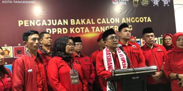 Foto : PDI Perjuangan saat prescone di Kantor KPU kota Tangerang (Maya)