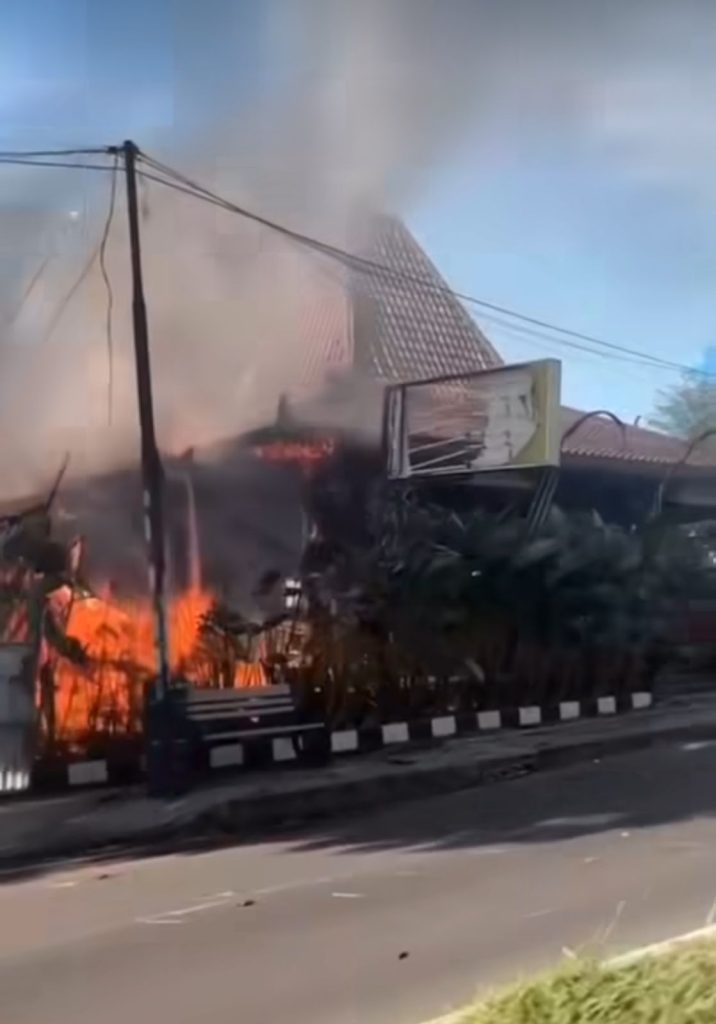 Kebakaran Rumah Makan Jasunda DiTangsel ( Tangkapan Layar Instagram @bsdupdate )