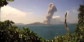 unung anak Krakatau erupsi ( Magma.esdm )