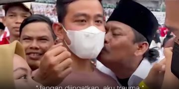momen Gibran Rakabuming saat dicium bapak berkumis (Youtube merdekadotcom/tangkapan layar)