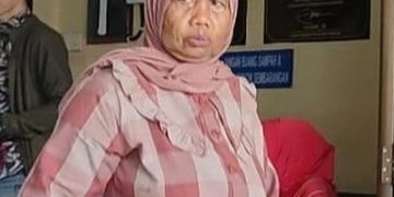 Masriah emak-emak viral buang air kencing kerumah tetangga (Istimewa)