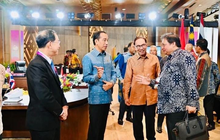 Airlangga Hartarto tengah berdiskusi bersama Presiden Jokowi (Instagram/@airlanggahartarto_official)
