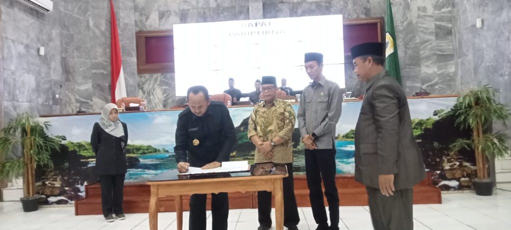 Wakil Bupati Lebak, Ade Sumardi menandatangani penyerahan rekomendasi LKPJ Bupati TA 2022.(Def)