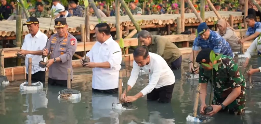 Presiden Jokowi dan Prabowo Hadiri Acara Tanam Mangrove Nasional ( Tangkapan Layar Youtube sekretariat presiden )
