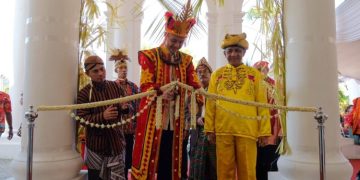Ganjar Pranowo resmika rumah pembaruan kebangsaan dengan menggunakan baju adat nias (dok ist)