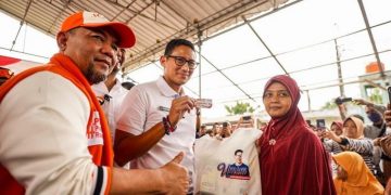Sandiaga Uno (tengah) saat menghadiri acara Bazaar Sembako Murah dari Ruang Kamil dan UMKM Sahabat Sandi (sumber: Instagram @sandiuno)