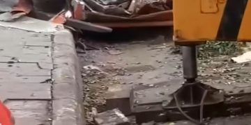 Truk Kontainer Terguling Menimpa Angkot di Bantargebang Bekasi ( Instagram @bekasiinfo_id )
