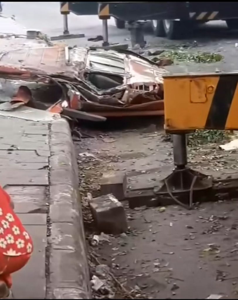Truk Kontainer Terguling Menimpa Angkot di Bantargebang Bekasi ( Instagram @bekasiinfo_id )