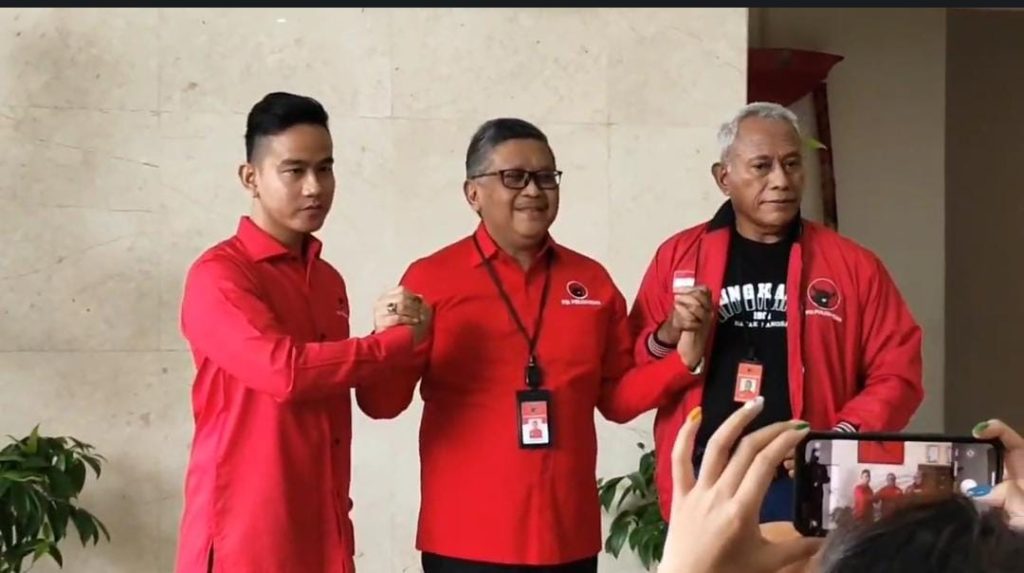 Gibran Jabat Tangan dengan Sekjen PDIP Hasto Kristiyanto dan Ketua Bidang Kehormatan Komarudin Watubun / SS istimewa