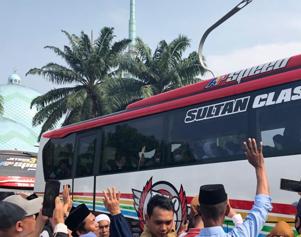 Foto : Keluarga saat mengucapkan selamat jalan ke jemaah haji, Selasa ( 23/5/2023). (Maya)