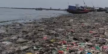 Pantai Teluk Labuan Pandeglang Penuh Sampah ( Instagram @pandawaragroup )