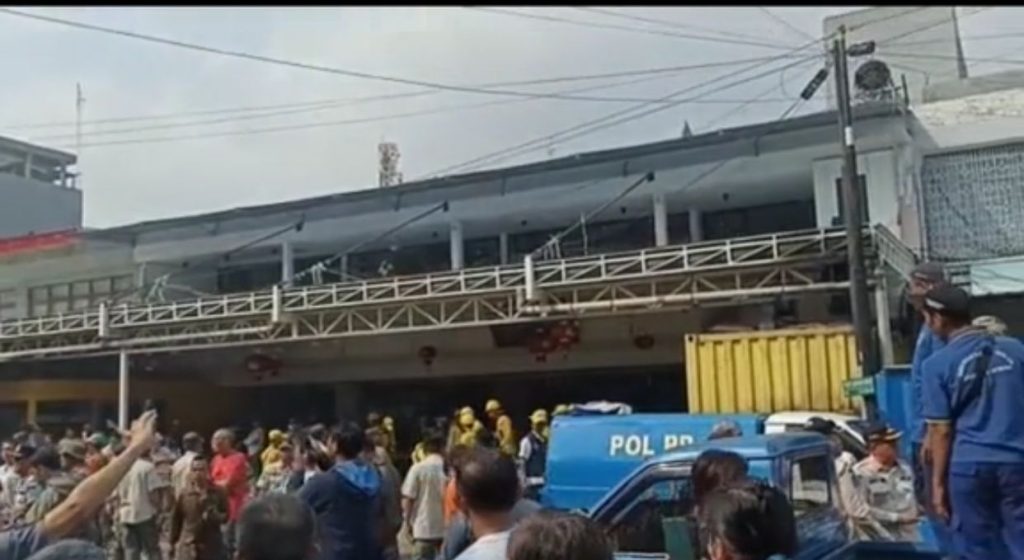 Pembongkaran Ruko Di Pluit ( Tiktok @Az_war77 )