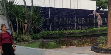 Seorang karyawan saat berjalan di depan PT Panarub Industri, Kamis (25/5/2023). (Maya)