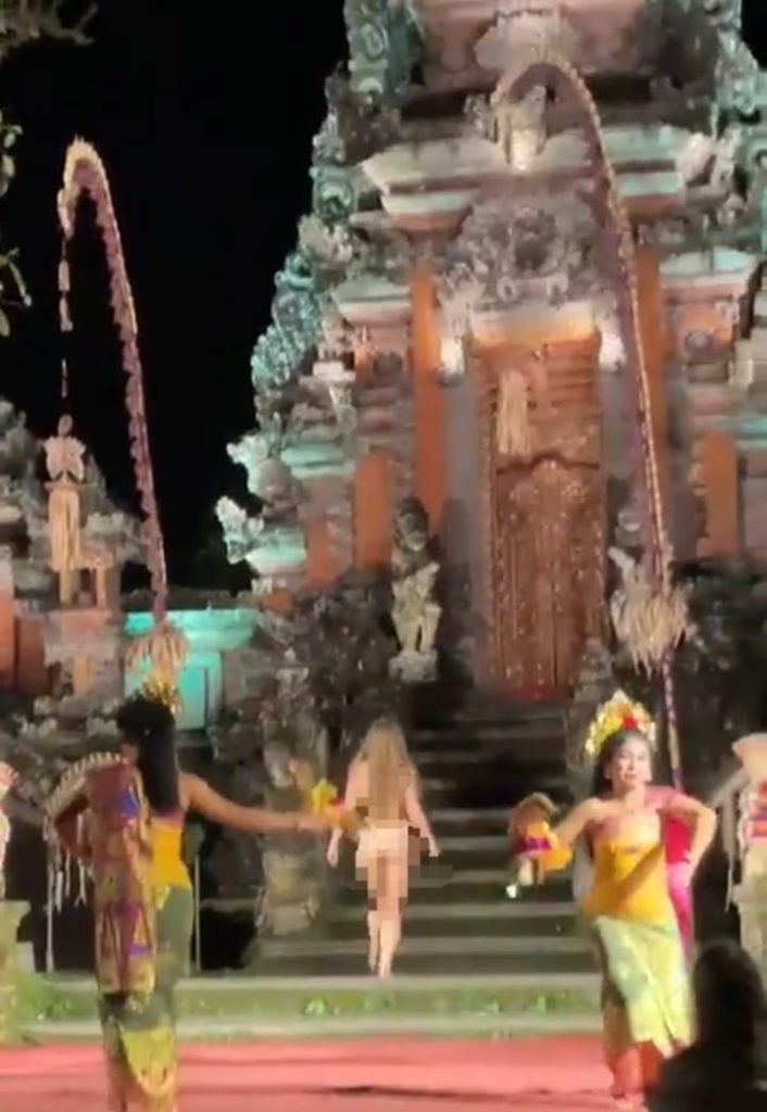 Bule bugil saat pementasan tari di Bali (Twitter/@_wahego)