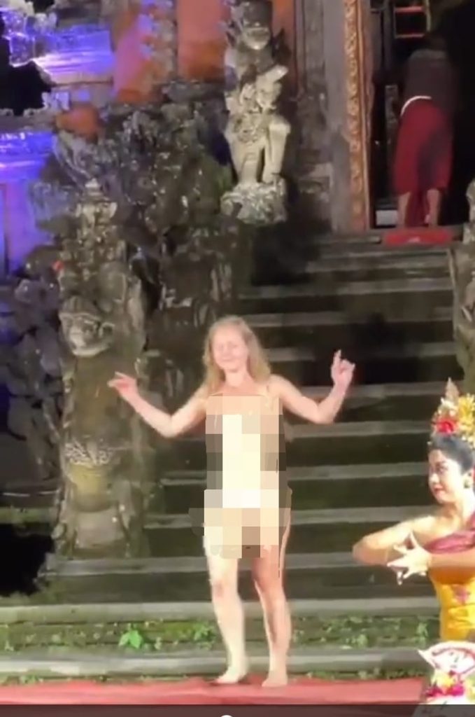 Bule Bugil saat pentas tari Bali, ternyata Miliki Sindrom Depresi Akut (Tangkapan layar Twitter)