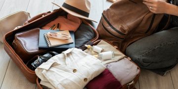 Cara Efisien packing baju didalam koper (Ilustrasi Freepik)