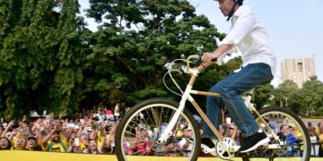 Presiden Jokowi saat menaiki sepeda bambu (Ist)